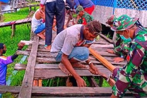 Satgas Yonif 755 Kostrad Perbaiki Jalan di Kampung Senggo Papua